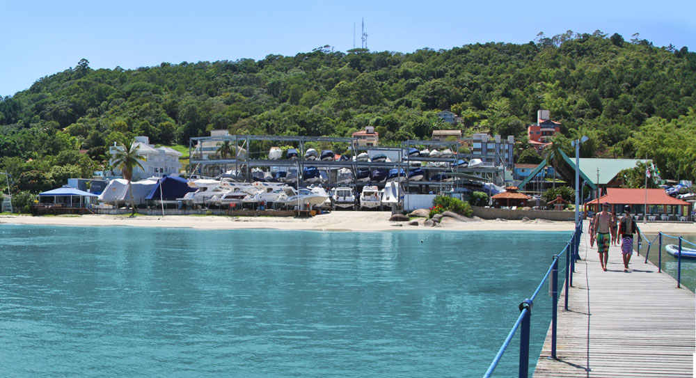 A Marina Blue Fox vista do mar